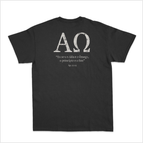 Camiseta com estampa frontal de "AΩ" e estampa traseira de "AΩ" acompanhada da frase "Eu sou o Alfa e o Ômega, o princípio e o fim" Ap. 22:13.