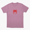 Camiseta com estampa frontal de aranha estilizada de linhas finas e estampa traseira de rosto delineado com texto e referências icônicas.
