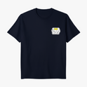 Camiseta com estampa frontal de frase "Good Vibes Only" em estilo tipográfico cheio, com detalhes circulares, destacando-se em camadas sobrepostas.