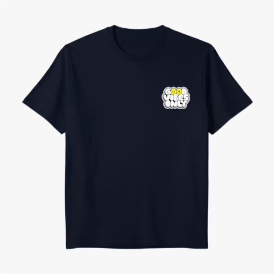 Camiseta com estampa frontal de frase "Good Vibes Only" em estilo tipográfico cheio, com detalhes circulares, destacando-se em camadas sobrepostas.