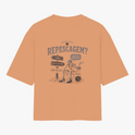 Camiseta com estampa frontal de texto "Basquete Bonito" com ícone de bola e estampa traseira de esqueleto em cenário de placas com frases sobre repescagem.
