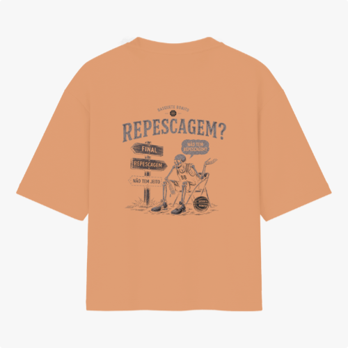 Camiseta com estampa frontal de texto "Basquete Bonito" com ícone de bola e estampa traseira de esqueleto em cenário de placas com frases sobre repescagem.
