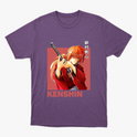 Camiseta com estampa frontal de personagem de anime empunhando uma espada, com cabelo laranja e trajando kimono, sobre fundo destacado, acompanhada por texto.