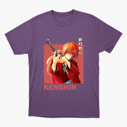 Camiseta com estampa frontal de personagem de anime empunhando uma espada, com cabelo laranja e trajando kimono, sobre fundo destacado, acompanhada por texto.