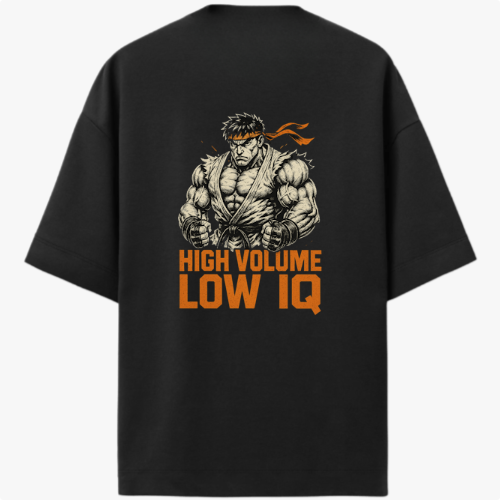 Camiseta com estampa frontal de pequeno desenho abstrato e estampa traseira de personagem musculoso com faixa na cabeça sobre texto expressivo "High Volume Low IQ".