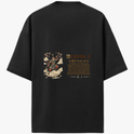 Camiseta com estampa frontal de um emblema dourado com uma coroa, texto "O Rei Macaco (Sun Wukong)" e estampa traseira de uma ilustração detalhada com "Lenda 3: O Rei Macaco".
