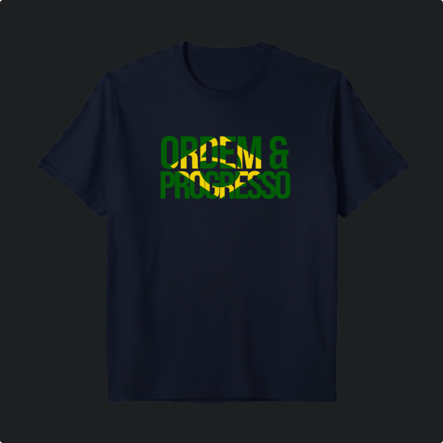 Camiseta com estampa frontal de "ORDEM & PROGRESSO" sobre uma bandeira fragmentada do Brasil e estampa traseira com "ELEVEN" e um pequeno símbolo.