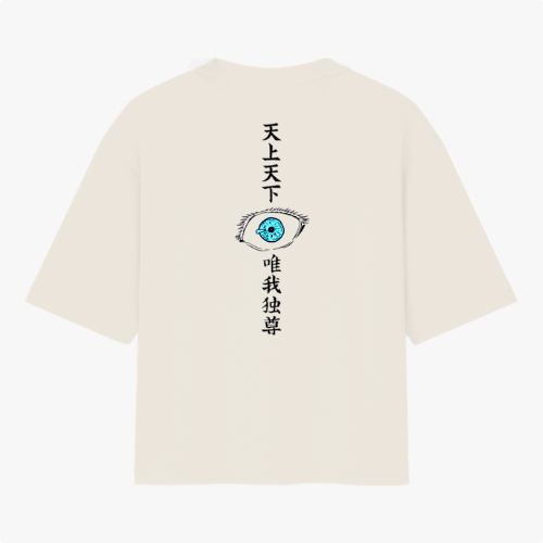 Camiseta com estampa frontal de um retrato em estilo desenho de personagem de cabelo claro e estampa traseira de olho azul rodeado por caracteres orientais.