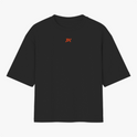 Camiseta com estampa frontal de letras estilizadas "PK" e estampa traseira de figura angelical armada sobre rochas, com frase latina em faixa abaixo.