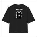 Camiseta com estampa frontal de dois brilhos estilizados e estampa traseira de um número "8" grande, acompanhado da palavra "TIMELESS" acima.