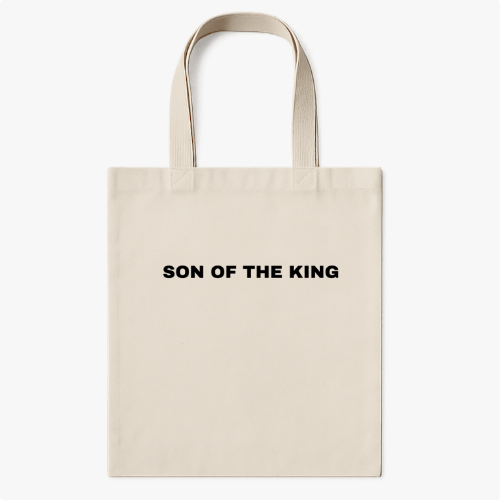 Ecobag com estampa frontal de frase "SON OF THE KING" em letras maiúsculas, apresentando um design simples e direto que destaca a mensagem central.