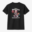 Camiseta com estampa frontal de personagem estilo anime levantando pesos, acompanhada das frases "Seus Músculos" e "Não me impressionam Baka!" em japonês.
