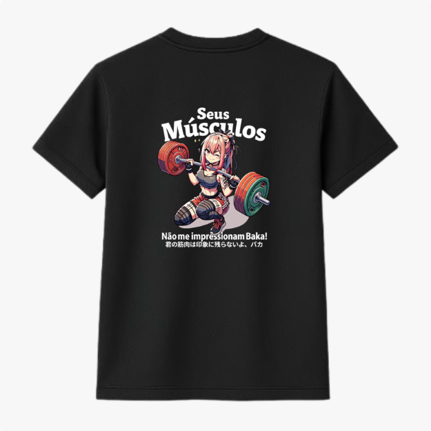 Camiseta com estampa frontal de personagem estilo anime levantando pesos, acompanhada das frases "Seus Músculos" e "Não me impressionam Baka!" em japonês.