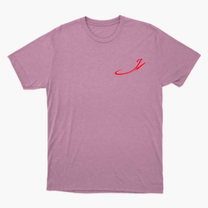 Camiseta com estampa frontal de assinatura estilizada em caligrafia cursiva e estampa traseira de diversos personagens em estilo cartunesco rodeados por elementos coloridos.