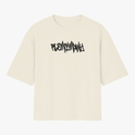 Camiseta com estampa frontal de texto estilizado semelhante a grafite e estampa traseira de desenho abstrato com rosto sorridente e texto grande.