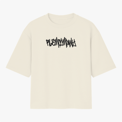 Camiseta com estampa frontal de texto estilizado semelhante a grafite e estampa traseira de desenho abstrato com rosto sorridente e texto grande.