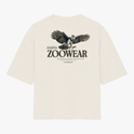 Camiseta com estampa frontal de águia detalhada, cercada por texto em círculo; e estampa traseira semelhante com águia maior, texto "Zoowear" e descrição adicional.