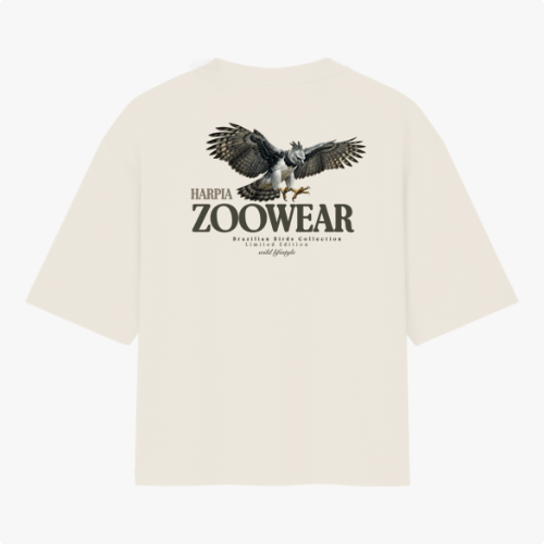 Camiseta com estampa frontal de águia detalhada, cercada por texto em círculo; e estampa traseira semelhante com águia maior, texto "Zoowear" e descrição adicional.