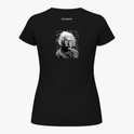 [Camiseta] com estampa frontal de símbolo geométrico com letra estilizada e estampa traseira de rosto icônico pixelado, acompanhado de texto discreto.