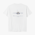 Camiseta com estampa frontal de figura estilizada minimalista e estampa traseira de escudo detalhado com texto artístico ao redor e pequenas estrelas decorativas.