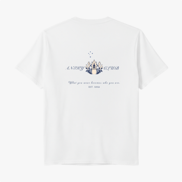 Camiseta com estampa frontal de figura estilizada minimalista e estampa traseira de escudo detalhado com texto artístico ao redor e pequenas estrelas decorativas.