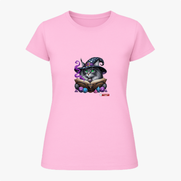 Camiseta com estampa frontal de gato com chapéu de mago, lendo um livro cercado por cristais e névoa; estampa traseira com pequeno logotipo textual.