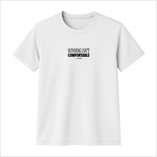Camiseta com estampa frontal de frase "WINNING ISN'T COMFORTABLE" destacando a palavra "COMFORTABLE" em letras grandes e itálico embaixo.