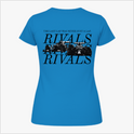 Camiseta com estampa frontal de texto minimalista "RIVALS" no lado esquerdo do peito e estampa traseira de carros de corrida com sobreposição de textos.