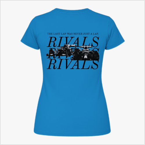 Camiseta com estampa frontal de texto minimalista "RIVALS" no lado esquerdo do peito e estampa traseira de carros de corrida com sobreposição de textos.