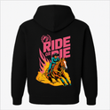 Moletom com estampa frontal de cavalo dentro de folhas e estampa traseira de cavaleiro em ação com cavalo, chamas laranja e texto "RIDE OR DIE".