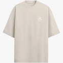 Camiseta com estampa frontal de símbolo geométrico simples no peito e estampa traseira de skatista em ação com efeito gráfico de tinta em respingos.