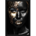 Quadro com estampa frontal de rosto feminino coberto parcialmente por textura metálica intricada contrastando com uma superfície suave e iluminada.