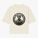 Camiseta com estampa frontal de um busto romano detalhado, cercado por uma moldura circular ornamentada e uma inscrição em latim no topo.