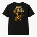 Camiseta com estampa frontal de uma bomba com a inscrição "Lego" e estampa traseira de mulher sentada sobre uma bomba com a frase "War Never Changes".