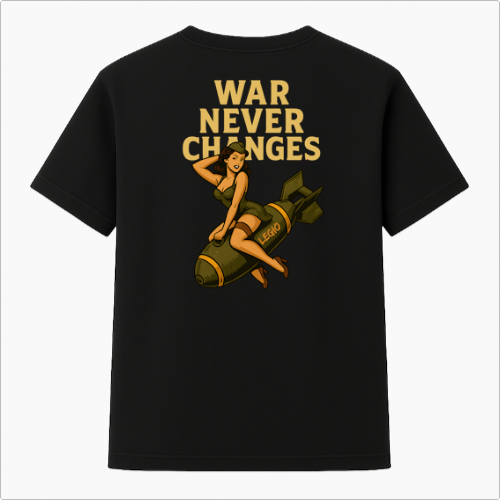Camiseta com estampa frontal de uma bomba com a inscrição "Lego" e estampa traseira de mulher sentada sobre uma bomba com a frase "War Never Changes".