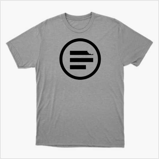 Camiseta com estampa frontal de um círculo contendo três barras horizontais e uma delas com um detalhe de mordida no canto superior esquerdo.