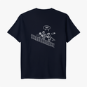 Camiseta com estampa frontal de texto estilizado "10nis" e estampa traseira de ilustração de duas pessoas jogando tênis com fala "Sque!" em quadrinho.