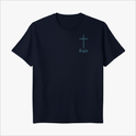 Camiseta com estampa frontal de uma pequena cruz acima da palavra "Legio" e estampa traseira de esqueleto orando com caveiras ao redor e inscrição circular.