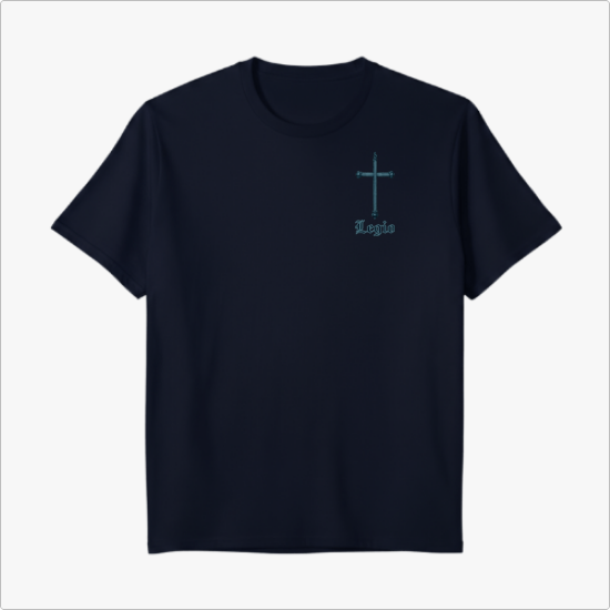 Camiseta com estampa frontal de uma pequena cruz acima da palavra "Legio" e estampa traseira de esqueleto orando com caveiras ao redor e inscrição circular.