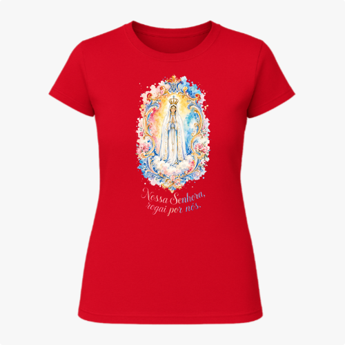 Camiseta com estampa frontal de imagem de Nossa Senhora em moldura colorida com flores e frase "Nossa Senhora, rogai por nós" e estampa traseira de logotipo com cruz e texto.