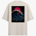 Camiseta com estampa frontal de pequeno texto no canto inferior e estampa traseira de onda imponente e sol vibrante em fundo quadriculado.
