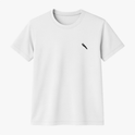 Camiseta com estampa frontal de um pequeno desenho geométrico em forma de punhal posicionado no canto superior esquerdo.