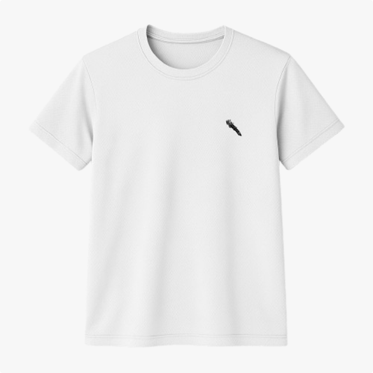 Camiseta com estampa frontal de um pequeno desenho geométrico em forma de punhal posicionado no canto superior esquerdo.