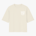 Camiseta com estampa frontal de "Faith Over Fear" com detalhes em texto pequeno e estampa traseira de "Faith Over Fear" acompanhada de citação extensa.