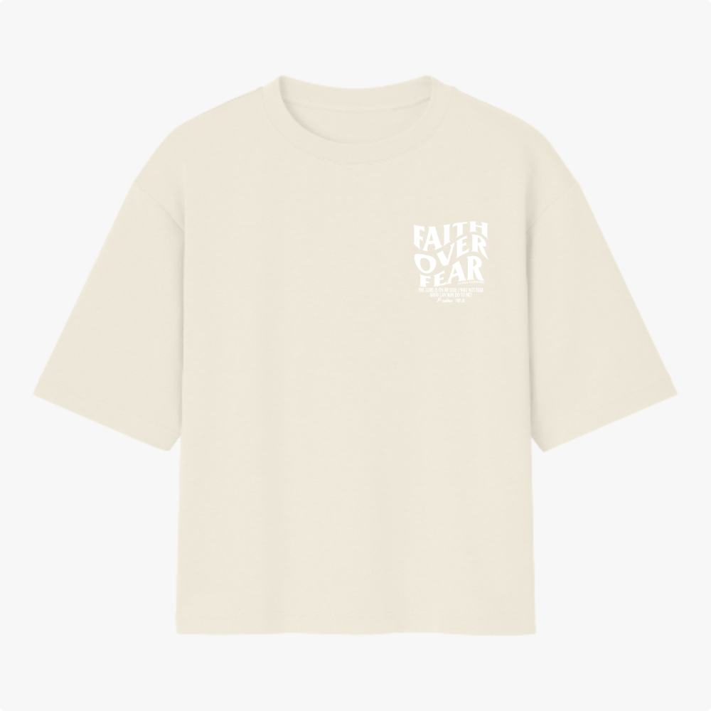 Camiseta com estampa frontal de "Faith Over Fear" com detalhes em texto pequeno e estampa traseira de "Faith Over Fear" acompanhada de citação extensa.