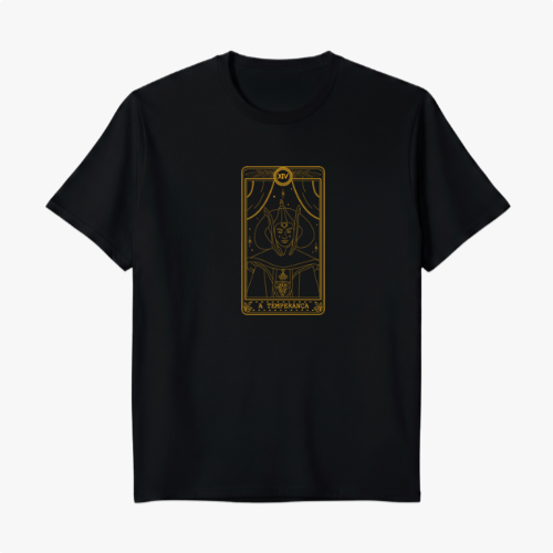 Camiseta com estampa frontal de carta de tarô estilizada, apresentando figura mística com chapéu e detalhes geométricos emoldurados.