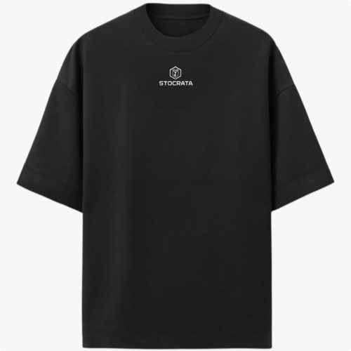 Camiseta com estampa frontal de logotipo minimalista e estampa traseira de retrato de figura icônica usando óculos escuros e efeito glitch minimalista.