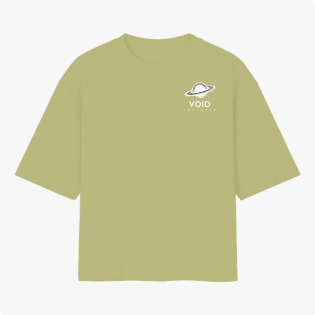 Camiseta com estampa frontal de um planeta com os dizeres "Void Infinity" e estampa traseira do mesmo planeta sobre fundo de linhas com repetição do texto.