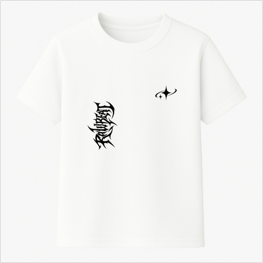 Camiseta com estampa frontal de caracteres estilizados ao lado de uma pequena estrela e estampa traseira de design maior com estrelas sobrepostas.