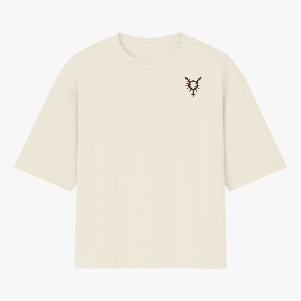 Camiseta com estampa frontal de símbolo abstrato com pontas estilizadas e estampa traseira de texto criativo sobre imagem de fita em tom audacioso.